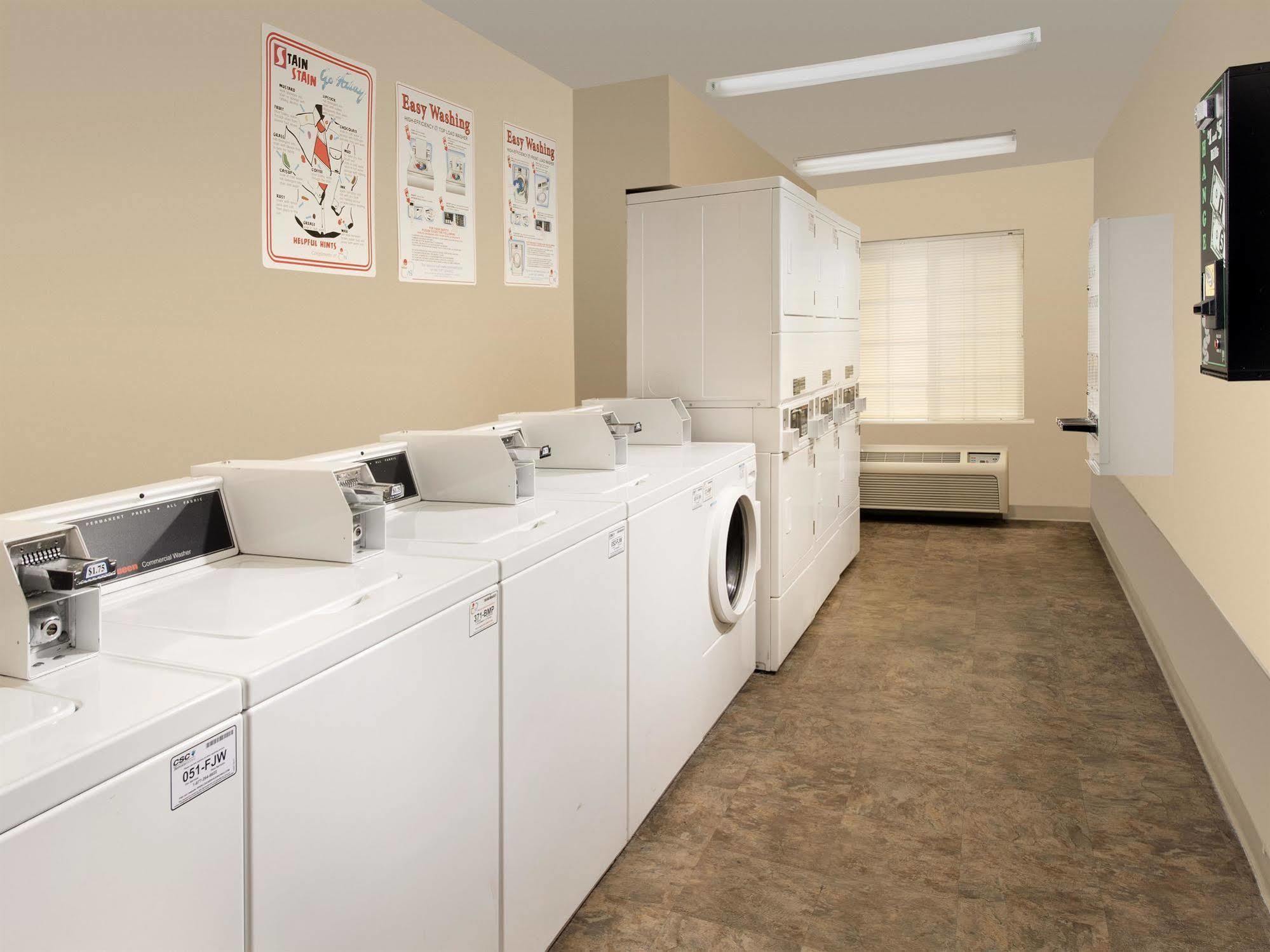 Woodspring Suites Топіка Екстер'єр фото